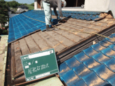 屋根材の撤去作業の様子