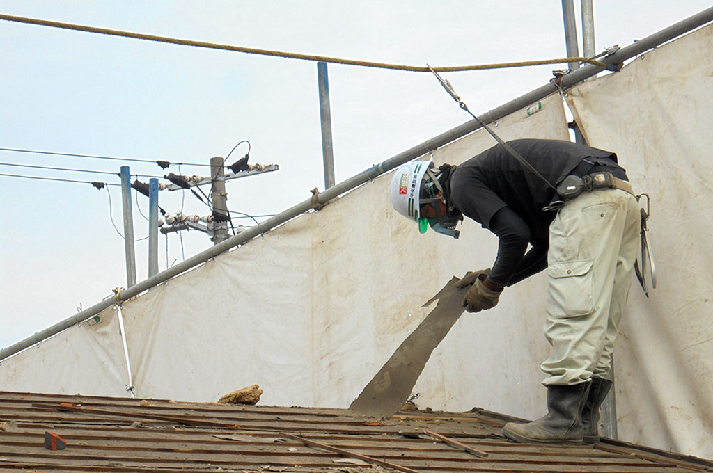 屋根材の撤去作業